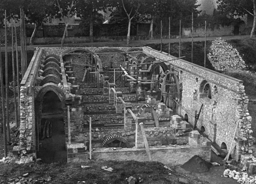 Inici dels treballs de construcció del Celler de Cornudella. Autor desconegut. Arxiu Cèsar Martinell, Museu de Valls. Llicència Creative Commons. No comercial.